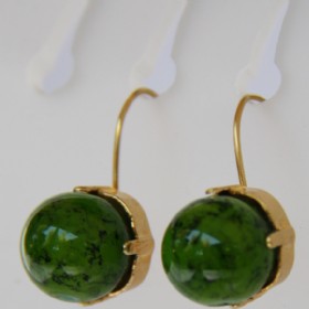 One bead earring with green bead