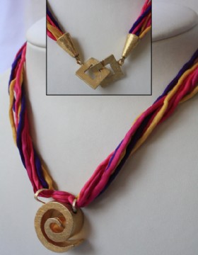 Colored ribbon necklace-spiral