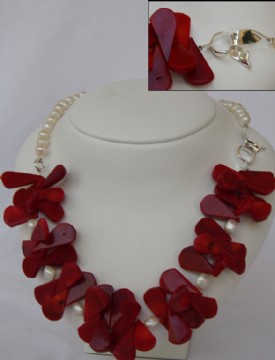 Red corals and white pearls necklace