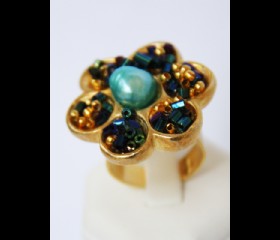 Round golden ring with turquoise central pearl