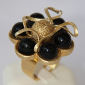 Golden round metallic ring-onyx