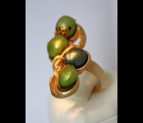 2-shades of green pearl long ring