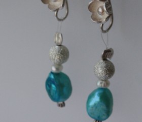 Short earrings-turquoise pearl