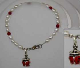 White pearls-lady bird bracelet