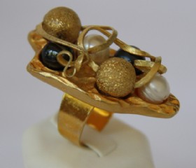 Large golden ring (pearls,onyx,golden bead)
